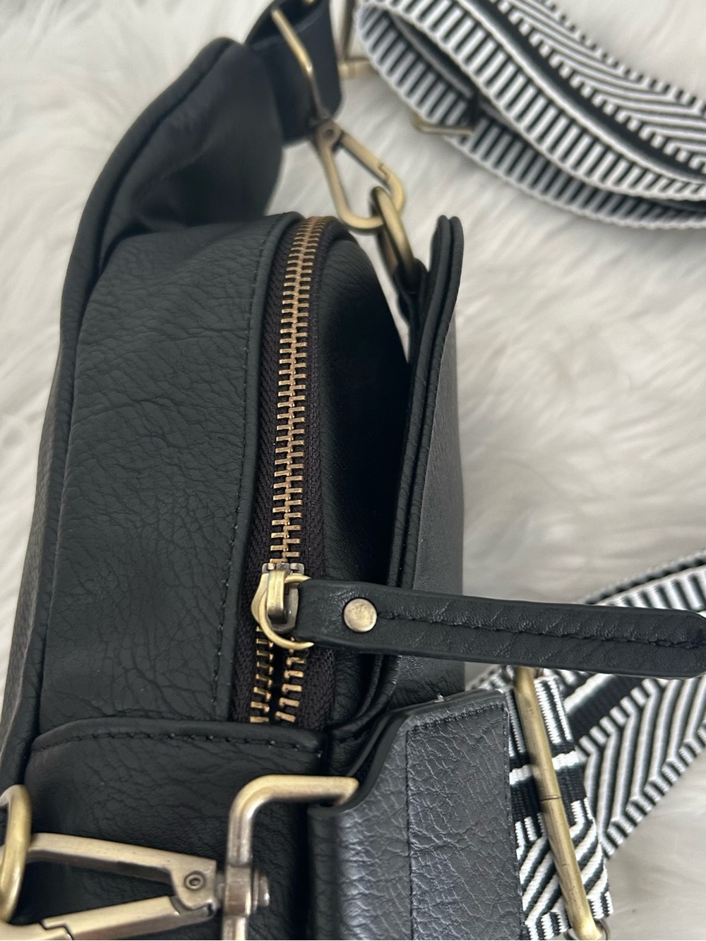 Urban Originals Black Vegan Leather Sling Backpack Crossbody Bag Guitar Strap - Picture 6 of 13